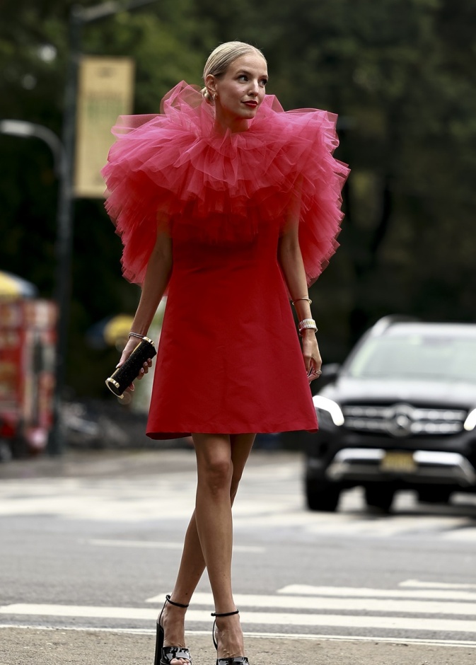 الألوان الجريئة والقصات الشبابية عنوان أناقة الشارع في أسبوع الموضة في نيويورك