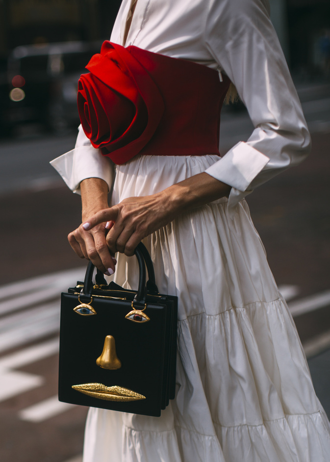 صيحات اكسسوارات بأسلوب الستريت ستايل لربيع 2023 من أسبوع الموضة في نيويورك