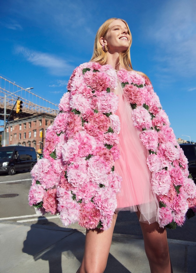 مجموعة Oscar de la Renta لربيع 2023 تنقل سحر الأزهار إلى التصاميم الأنيقة