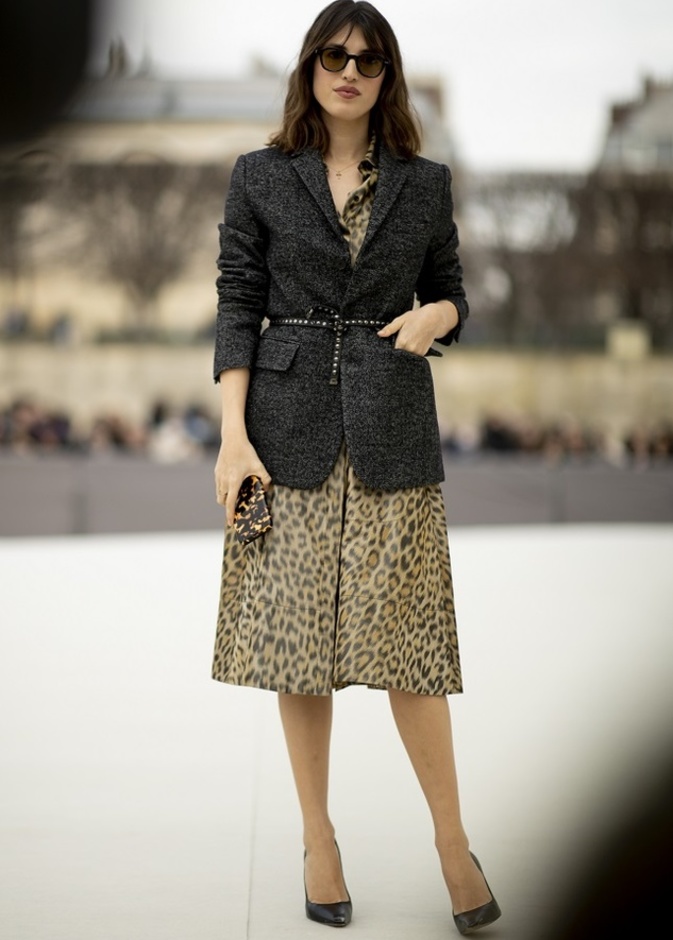 هيفاء وهبي بإطلالة لافتة نسقت فيها وشاح بنقشة الفهد مع فستان بنقشة الورود