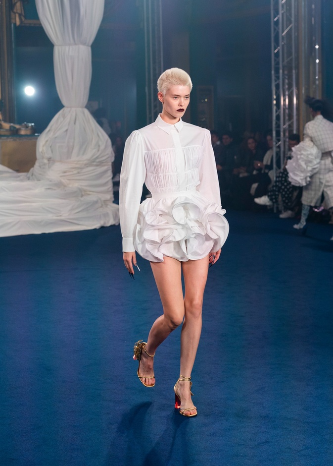 اكسسوارات غريبة وصيحات ملفتة ظهرت في عرض أزياء Rochas  لربيع وصيف 2023  