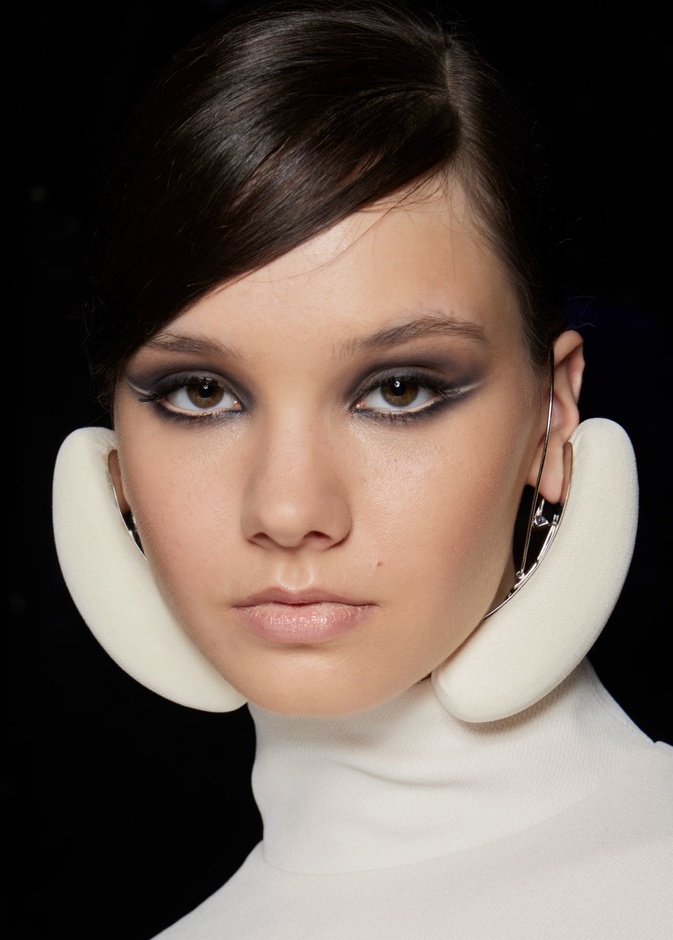 صيحات مكياج عيون مبتكرة تطل علينا في موسم الخريف وخطوات تطبيقها