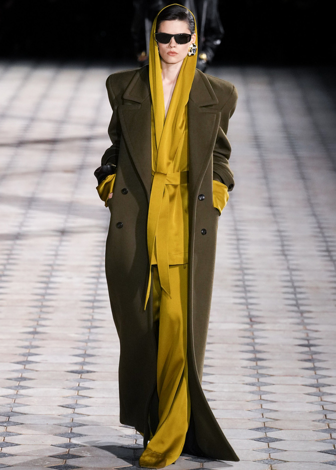 مجموعة Saint Laurent لربيع وصيف 2023.. أناقة الثمانينيات بقصات فاخرة