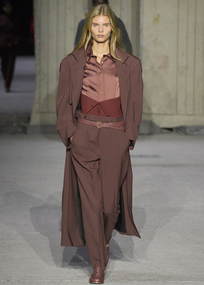 عرض أزياء  Tod’sلموسم ربيع وصيف 2023.. أناقة كلاسيكية ومعاطف فاخرة