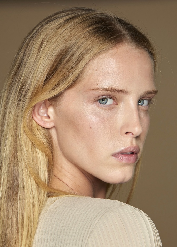 تمارين اليوغا لشد الوجه بالخطوات وأبرز النجمات اللواتي يعتمدنها للعناية ببشرتهن