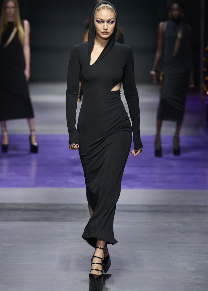 عرض أزياء Versace لربيع وصيف 2023.. أناقة الاسود وحيوية النقشات