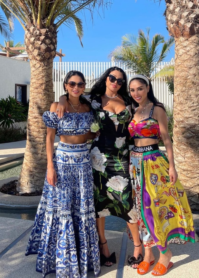 إطلالات هيفاء وهبي وشقيقتيها بالفساتين المطبعة