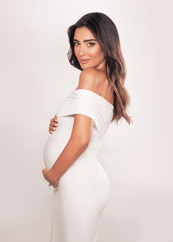 إطلالة جيسيكا عازار في فترة الحمل