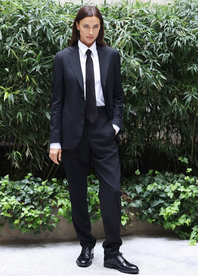 إيرينا شايك بإطلالة البدلة الرجالي