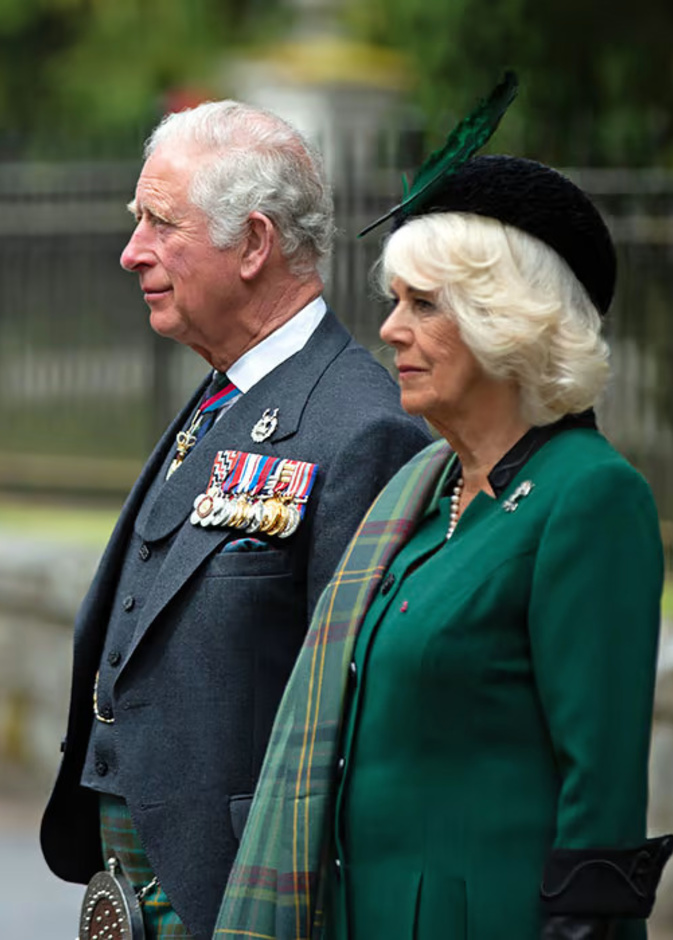 الملك تشارلز الثالث وزوجته يعلنان انتهاء فترة الحداد الملكي على الملكة إليزابيث الثانية