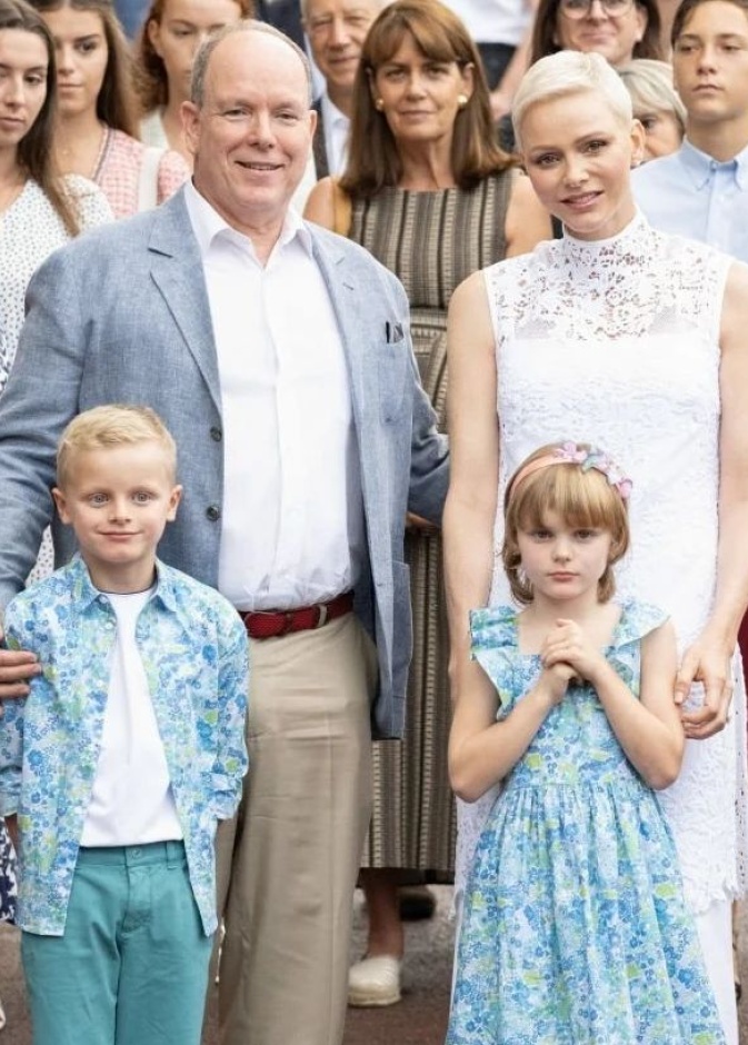 الأميرة تشارلين بإطلالة أنيقة باللون الأبيض بصحبة زوجها وطفليهما