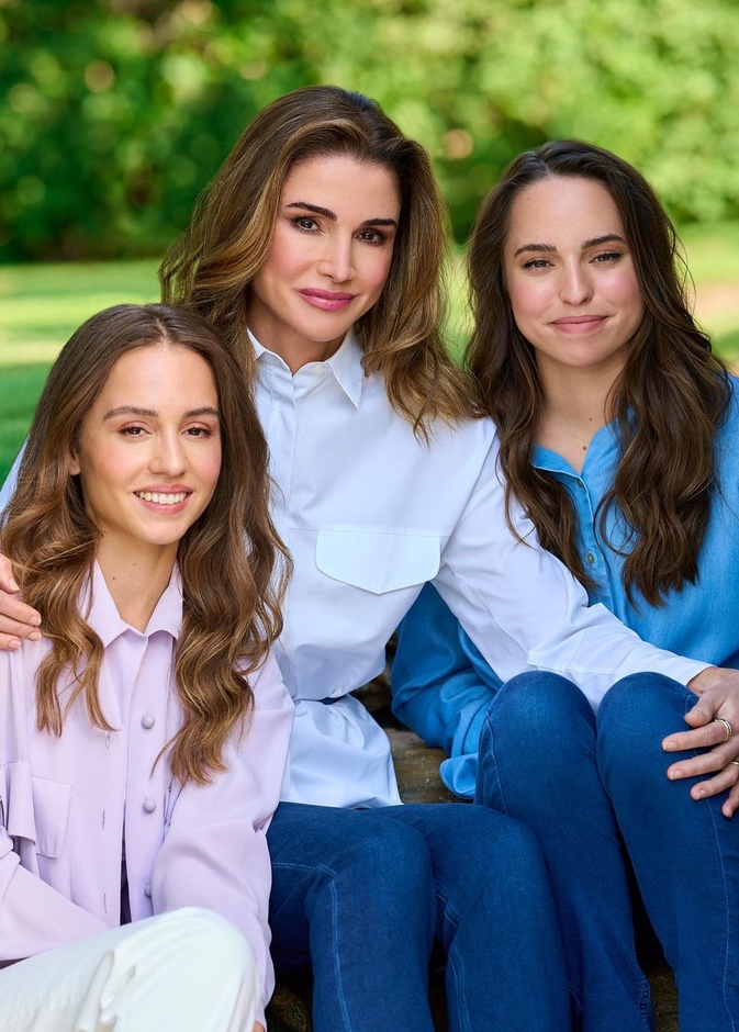 ملكة الأردن تهنئ ابنتيهما بمناسبة يومي عيد ميلادهما