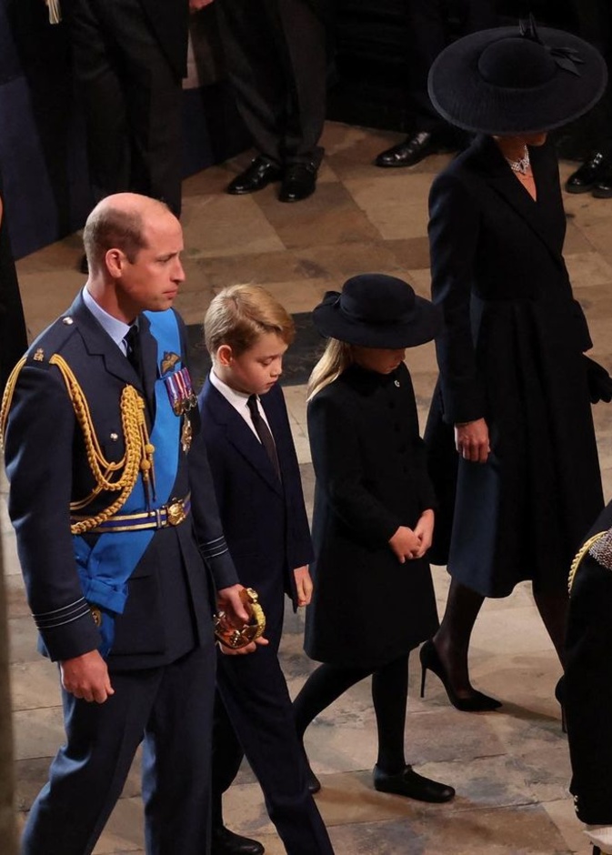 حضور الأمير جورج والأميرة تشارلوت لجنازة الملكة