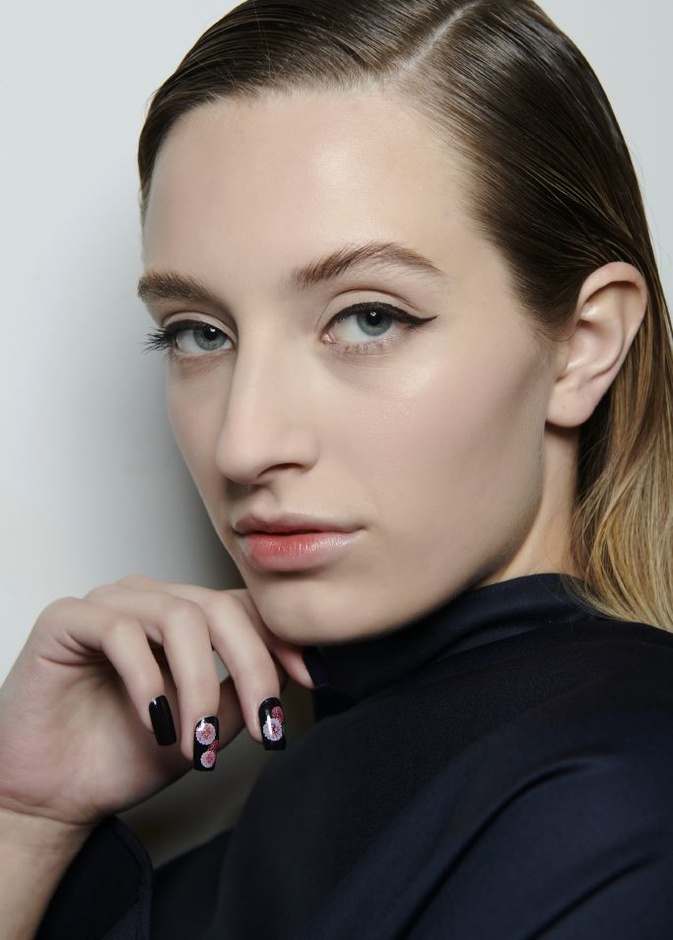 8 ألوان طلاء أظافر تناسب البشرة البيضاء... تعلّمي طرق تطبيقها بأشكال عصرية