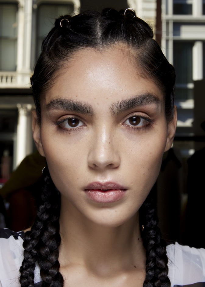 الحواجب العصرية والغريبة أبرز صيحات أسبوع نيويورك لربيع 2023..اعتمديها بهذه الخطوات