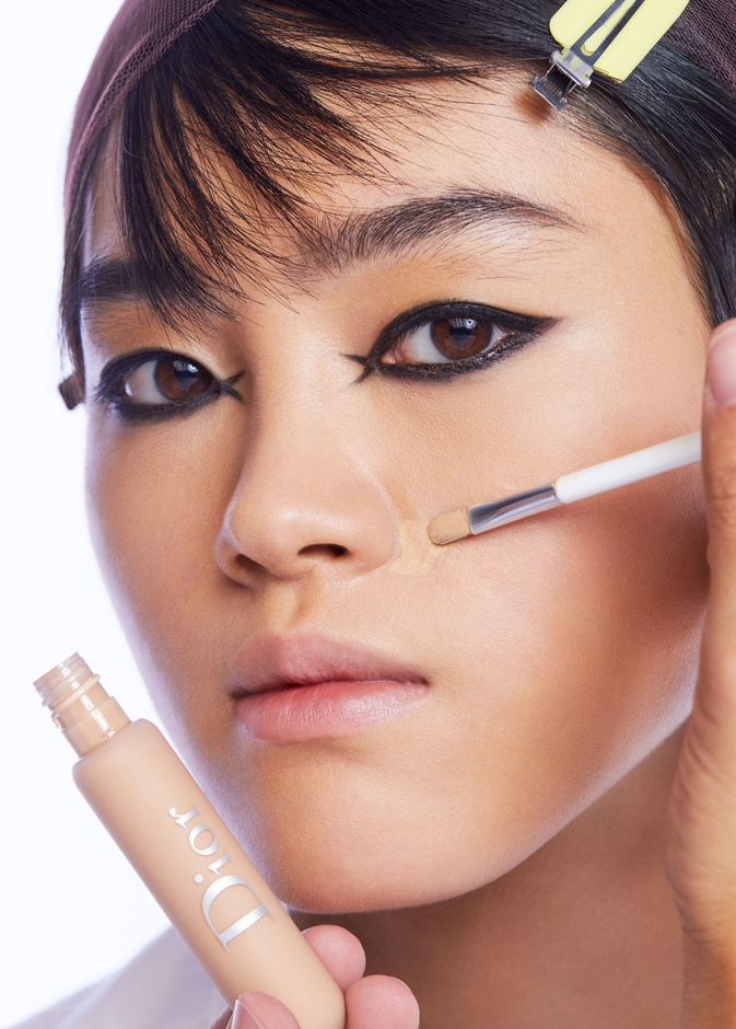 كواليس عرض ديور لربيع 2023.. جرأة الآيلاينر ونقاوة البشرة