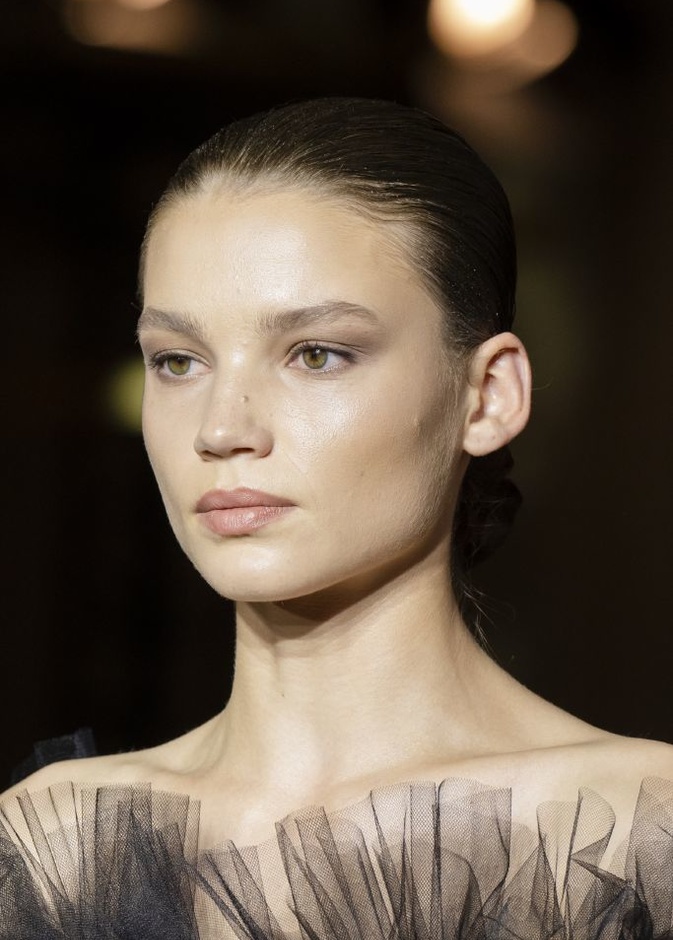 حيل للحصول على بشرة مشرقة على مدار السنة