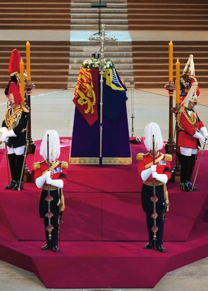 أحفاد ملكة بريطانيا يتولون وردية حراسة لنعشها في مشهد مؤثر