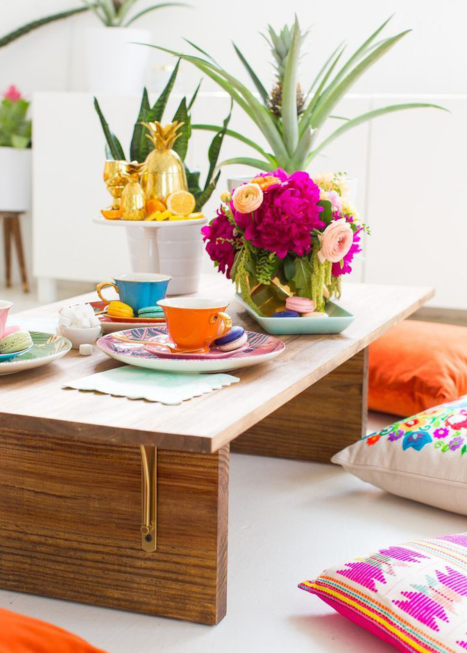 أثاث غرفة طعام بسيطة وملونة بألوان مشرقة