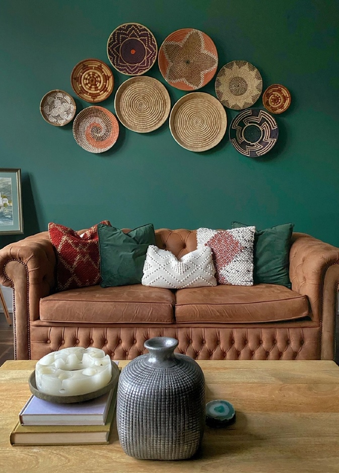 أطباق من القش الملون لديكورات حوائط منزل فينتاج