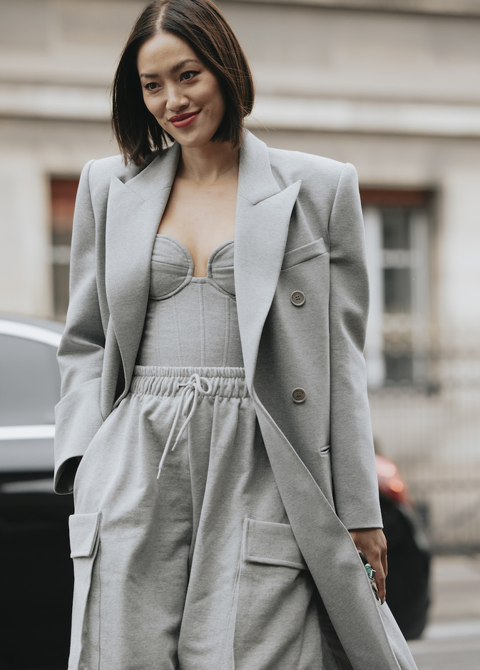 اختاري المعطف الرمادي هذا الشتاء لاطلالات تجمع بين الأناقة والعصرية 