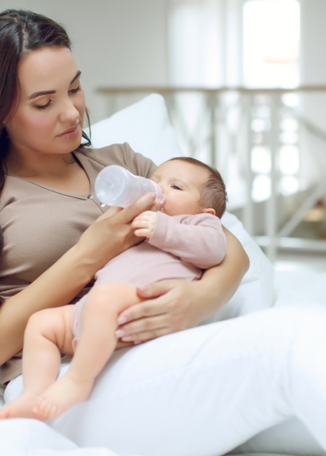 أهم أسباب استفراغ الطفل الرضيع بعد الحليب الصناعي