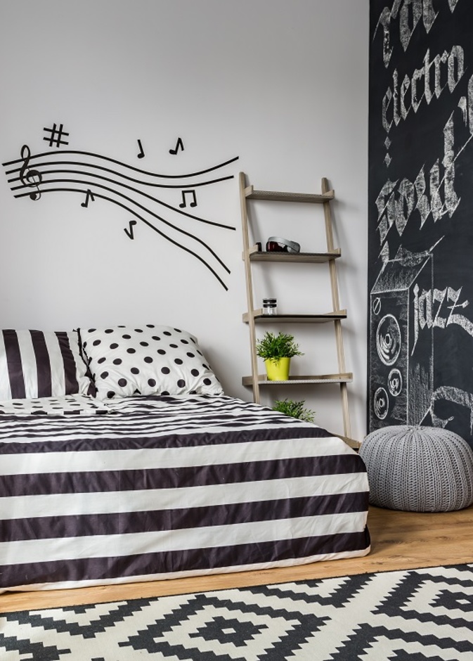 إذا كانت من هوايات طفلك المراهق العزف، زينني جدران غرفته برسومات على شكل النوتة الموسيقية