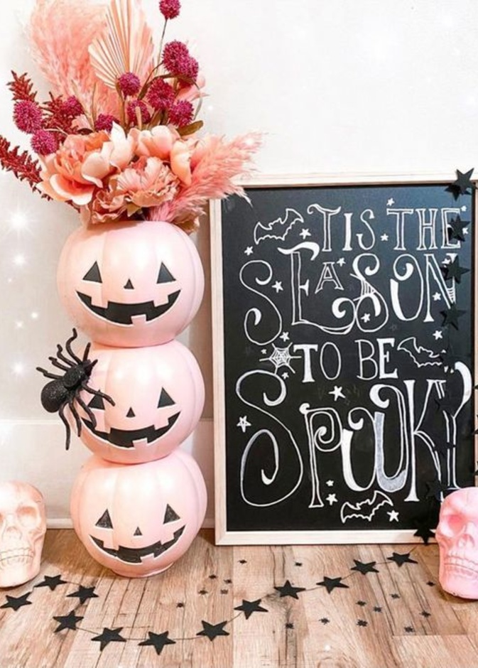 إذا كنتِ ترغبين في أجواء أكثر رقة وأنثوية للهالوين، اختاري لديكورات المنزل اللون الوردي