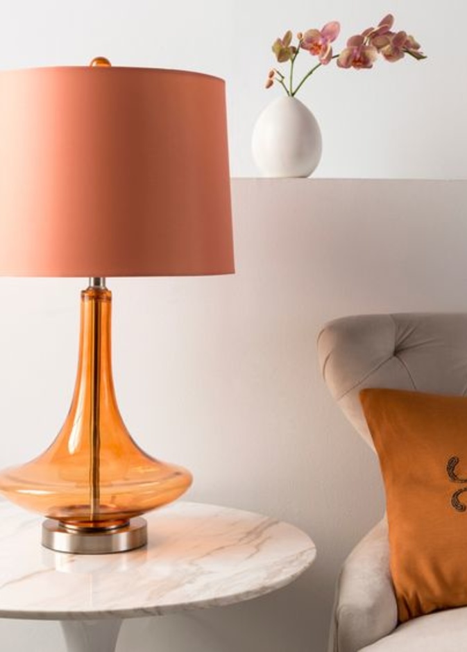 اختاري اللون البرتقالي لمصابيح طاولات غرف المعيشة