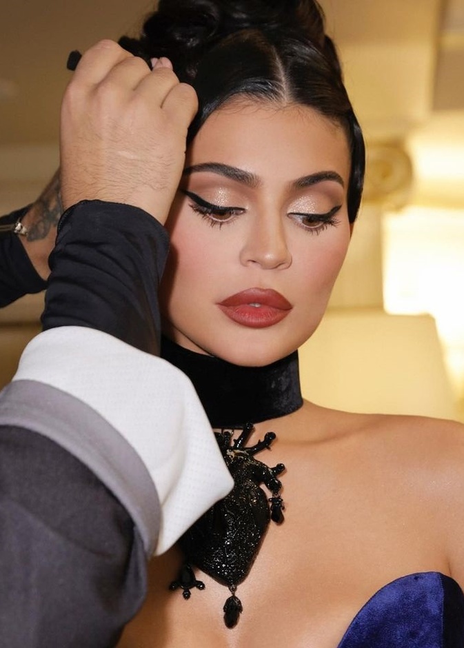 اطلالة كايلي جينر بخطوط الآيلاينر السوداء مع احمر الشفاه الداكن