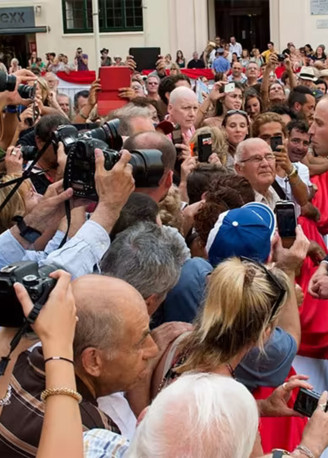 مناسبات اعتذر فيها أفراد العائلات الملكية علنا