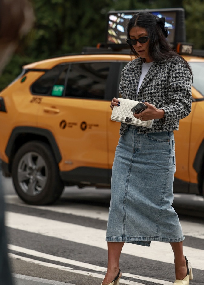 التنورة الدنيم تعود بقوّة إلى ساحة الموضة