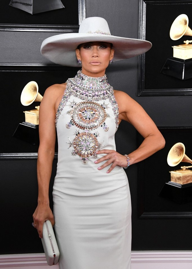 لقبعة ترافق إطلالات جينيفر لوبيز حتى على السجادة الحمراء