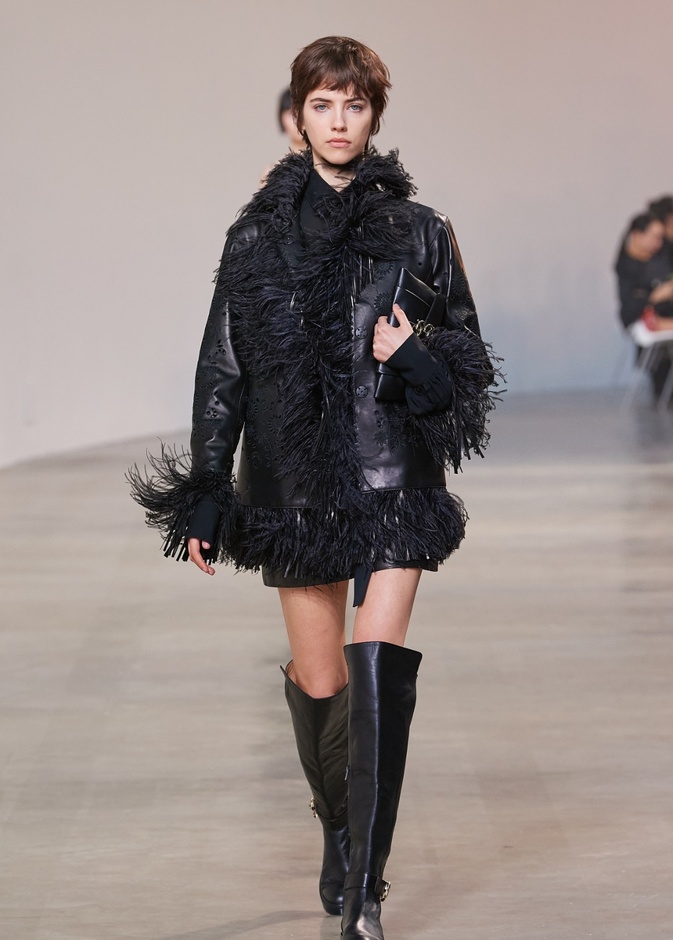 تباهي بالريش في موسم خريف 2022 بهذه الإطلالات التي لا غنى عنها