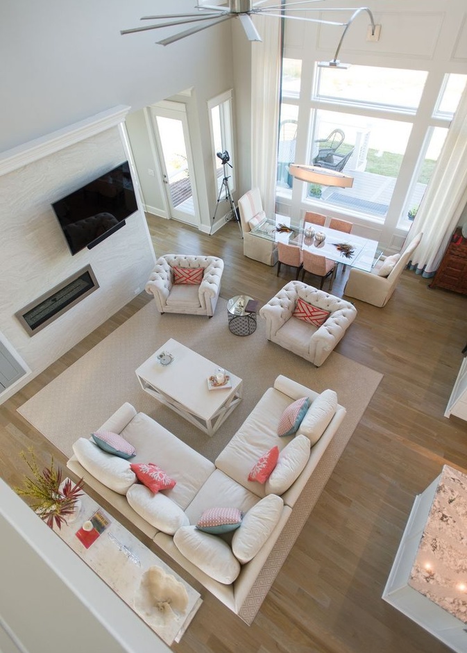 توزيع الأثاث يحدد الفراغات ضمن المساحة المفتوحة