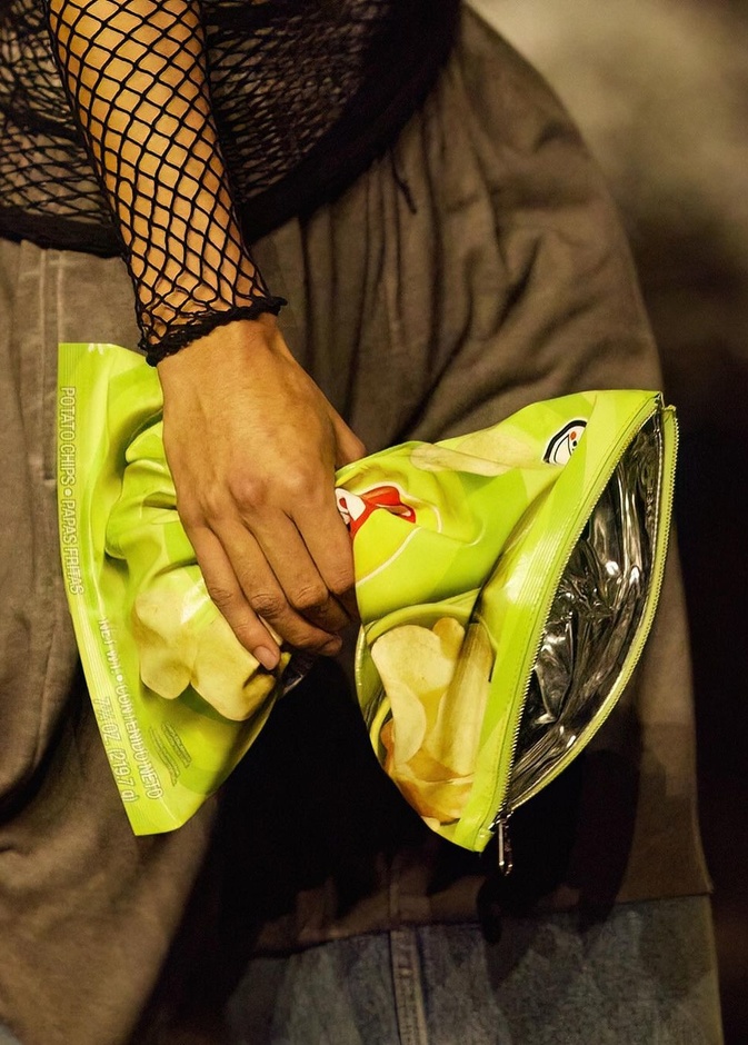 حقائب Balenciaga x Lays تباع مقابل 1800 دولار