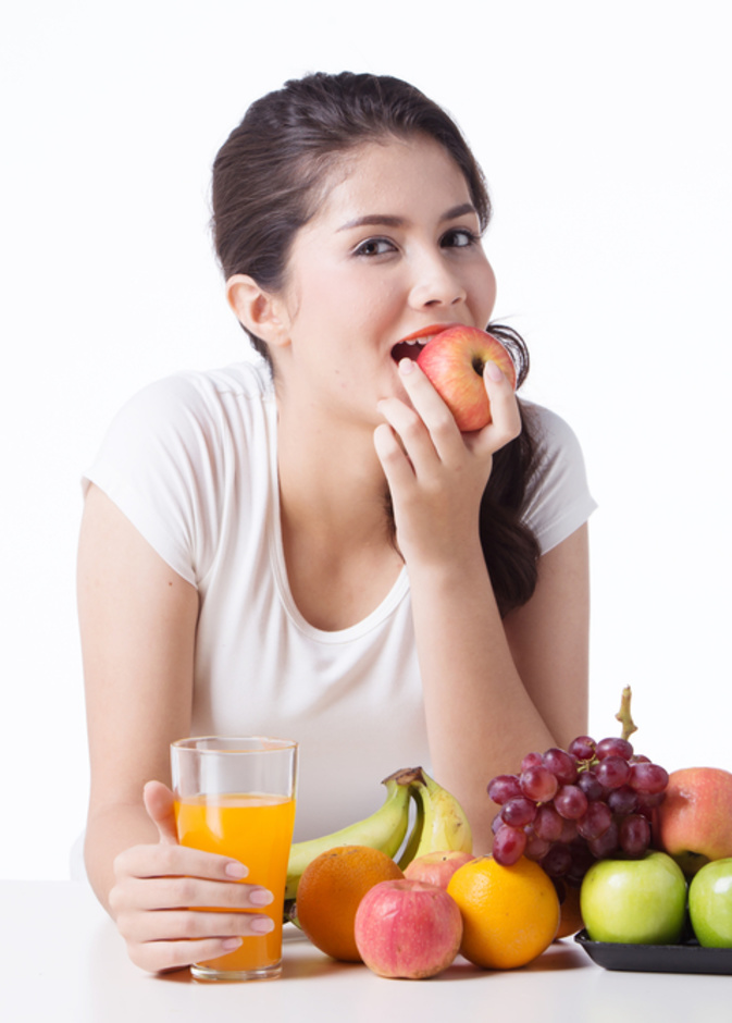 تناولي التفاح الأحمر قبل النوم وتمتعي بهذه الفوائد