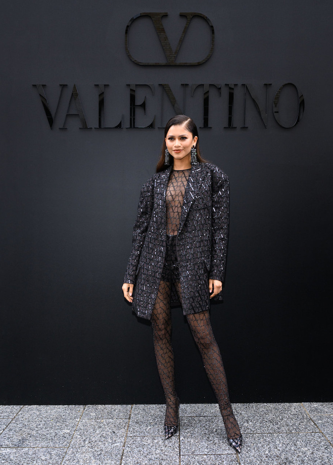 اللون الأسود كما لم تشاهديه من قبل على اطلالات النجمات