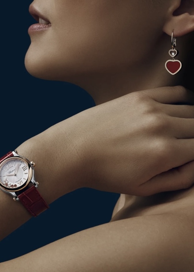 ساعة حمراء من Chopard
