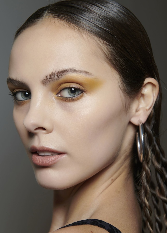 صيحات المكياج الاصفر السموكي المسحوب الى الاعلى من وحي دار Hardware LDN