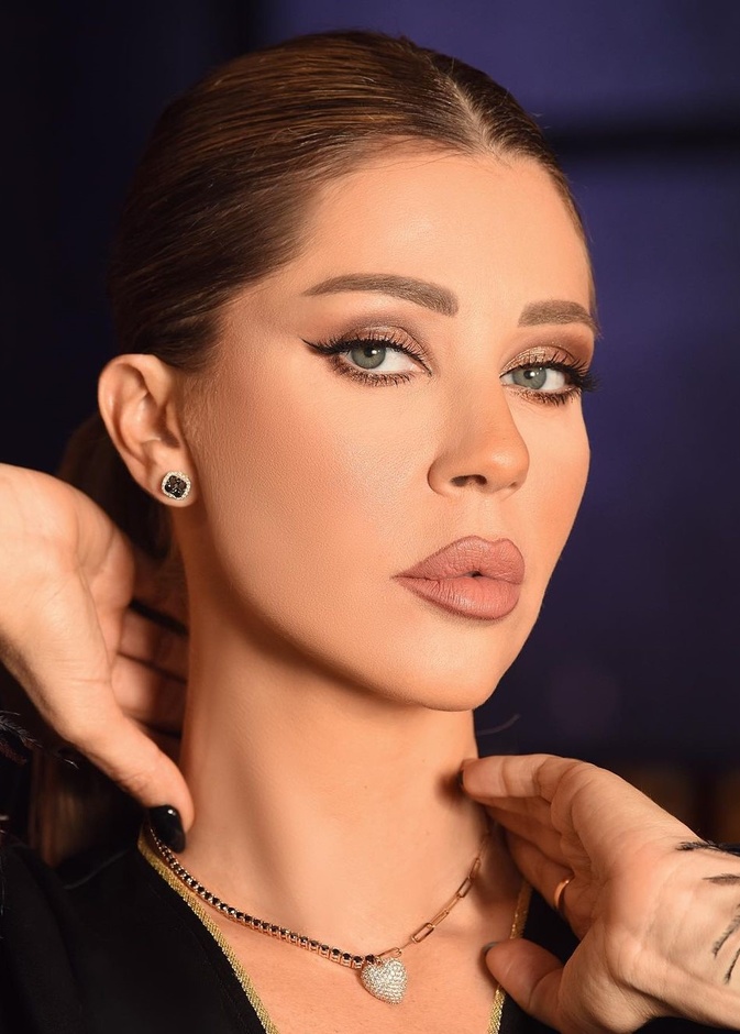 أفكار مكياج لصاحبات العيون الملونة من أحدث اطلالات النجمات العرب