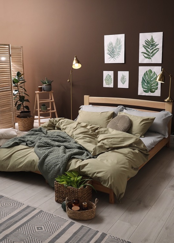 غرفة نوم مزينة بلوحات فنية نباتية ومجموعة من النباتات الرائعة