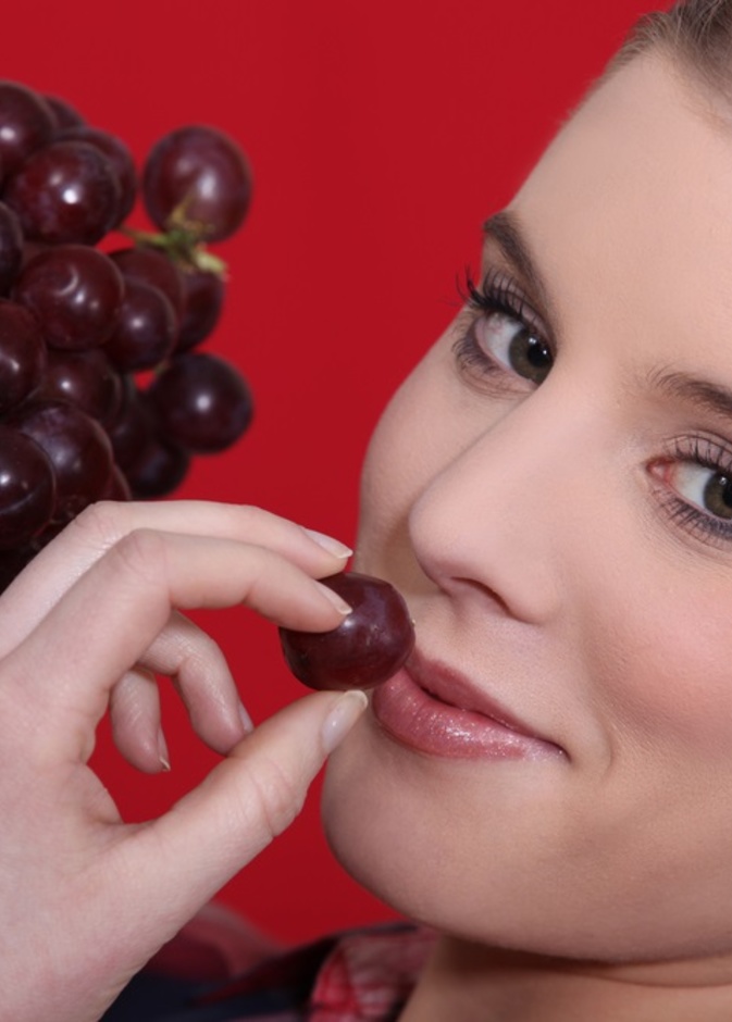فوائد ومحاذير عند تناول العنب الاحمر