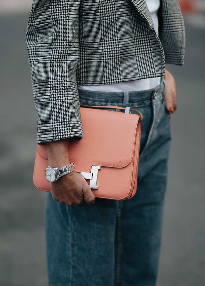 كيف تهتمين بحقيبتك المفضّلة وتطيلين عمرها