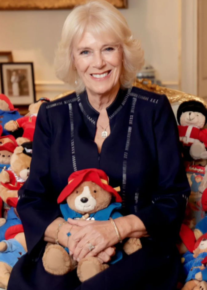 هدية غريبة.. قصر باكنغهام يتبرع بالدب المفضل لملكة بريطانيا الراحلة لجمعيات رعاية الأطفال