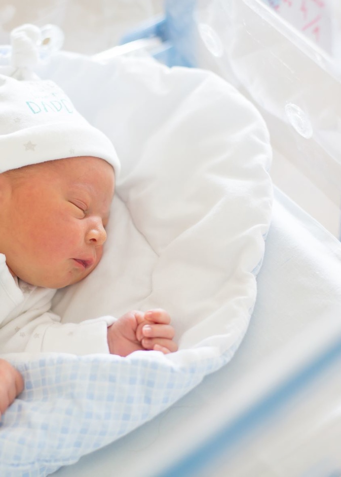 ما هي أسباب نقص الصفائح الدموية عند الأطفال حديثي الولادة؟