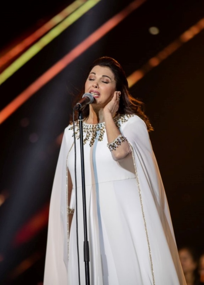 "ماجدة الرومي" تخطف الأنظار بإطلالتها الراقية باللون الأبيض ضمن مشاركتها في "مهرجان الغناء بالفصحى" بالرياض