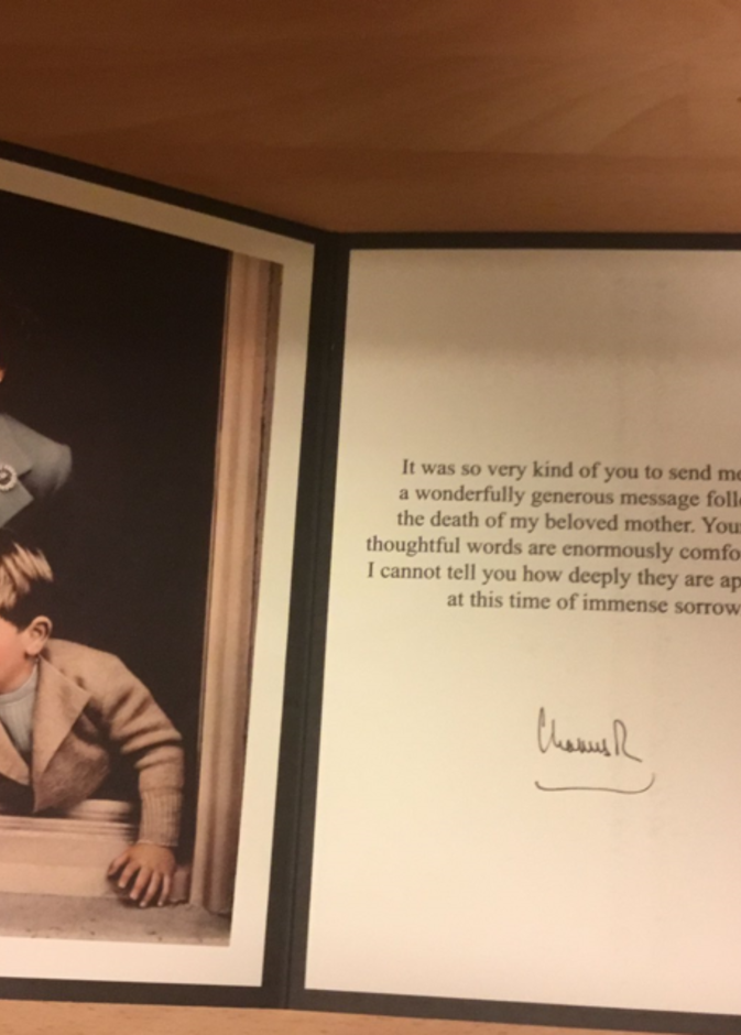 برسالة لطيفة وصورة دافئة مع والدته الراحلة الملك تشارلز يرد على أحد المعزين