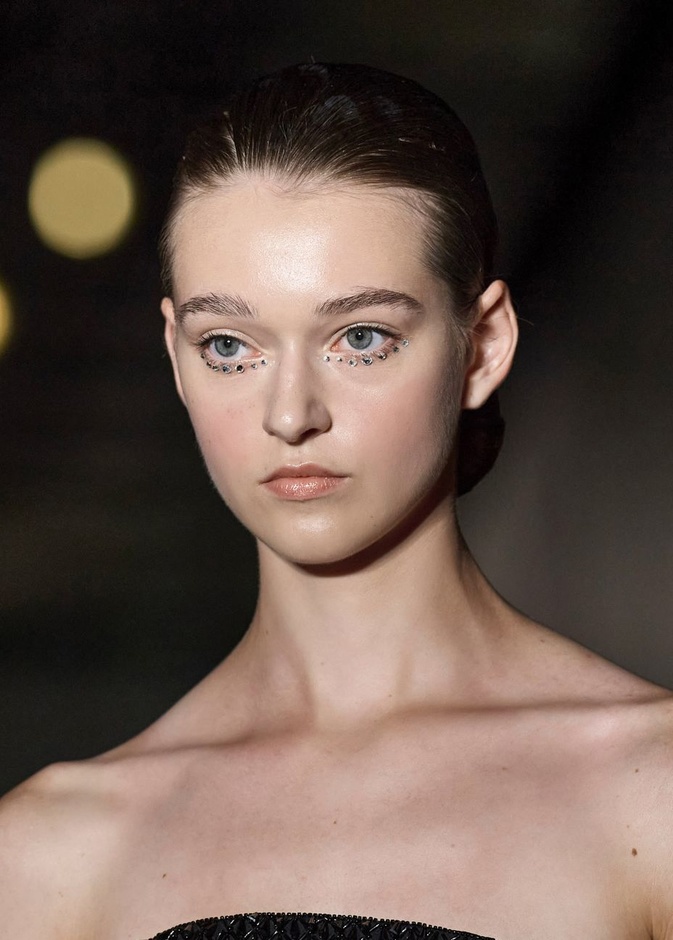 مكياج نيود مع حبيبات الستراس على الجفون السفلى من وحي دار Grimaldi