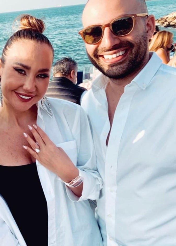 من إطلالة العروسين خلال حفل الخطوبة